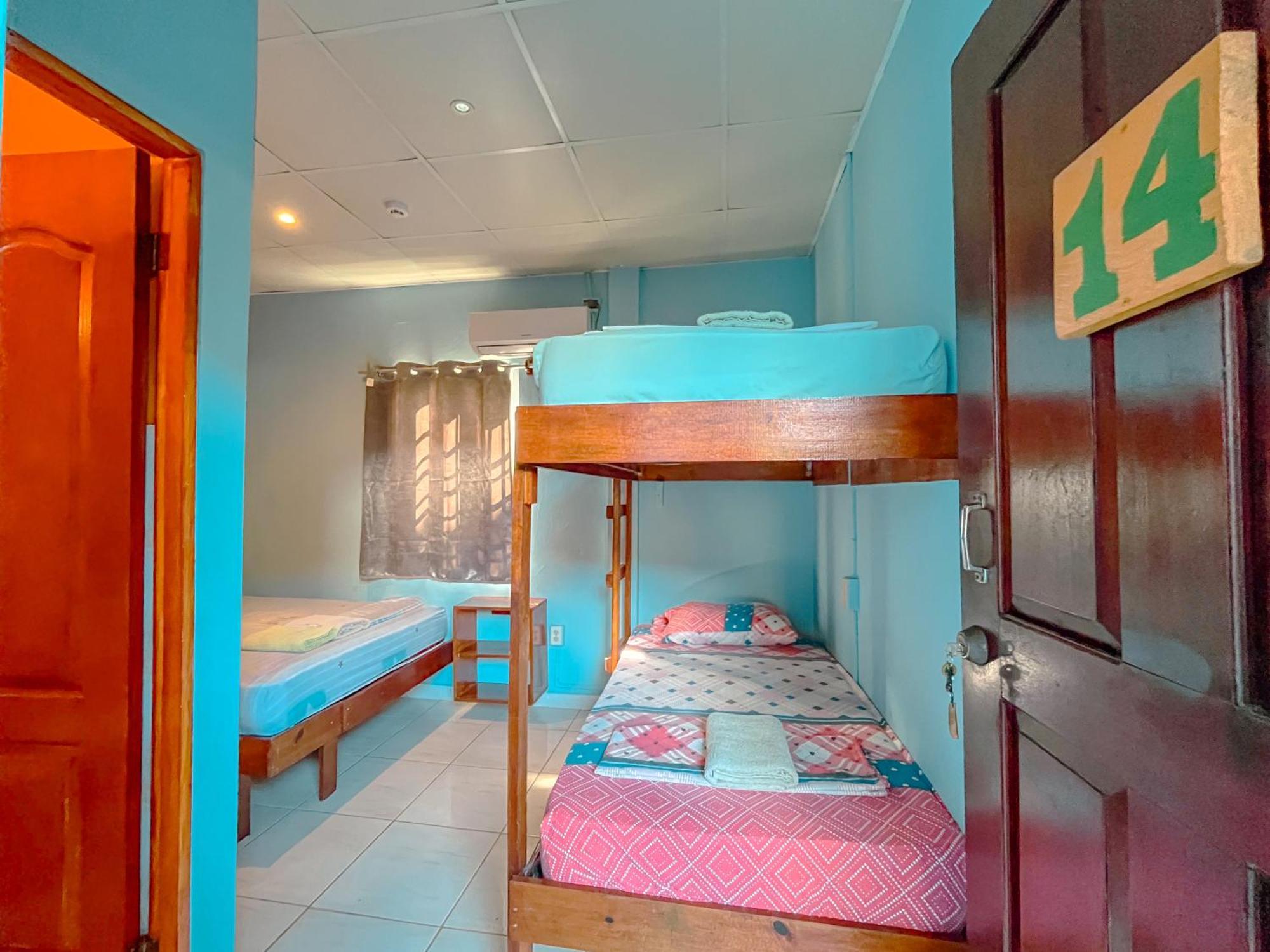 Hostel Surfari Bocas *